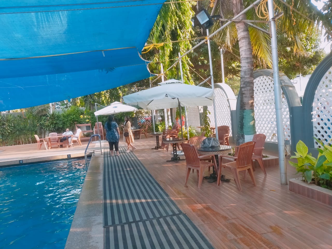 2.5 Mtr Side Pole Umbrella (Square Shape, 360 Degrees Rotating with Marble Base)