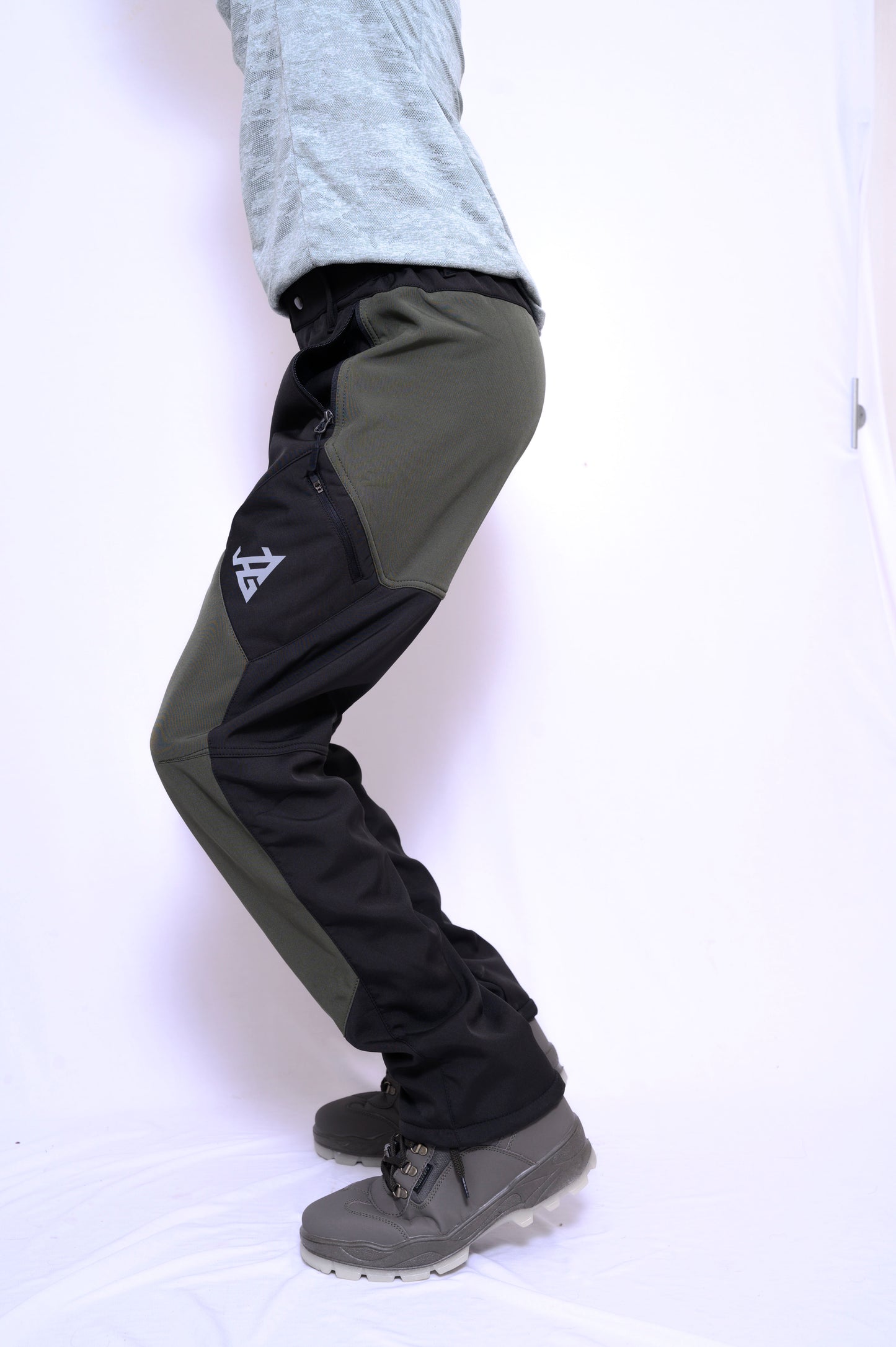 JAG Mt. Kailash Series Trekking & Hiking Pants | Snow Proof | Fleece Inside | Unisex Design | Bonded Fleeced Fabric | Snow Trekking Pants | Triple Layered Fabric | Black Grey