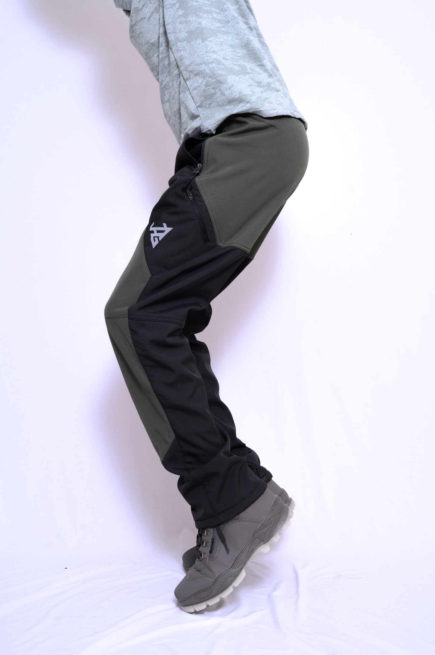 JAG Mt. Kailash Series Trekking & Hiking Pants | Snow Proof | Fleece Inside | Unisex Design | Bonded Fleeced Fabric | Snow Trekking Pants | Triple Layered Fabric | Black Grey